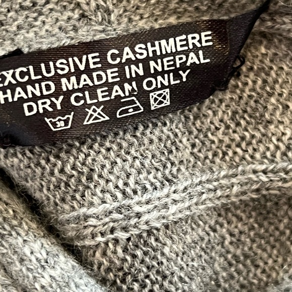 Exclusive Cashmere Poncho Shawl Lightweight Cable Knit Gray One Size - Picture 8 of 9